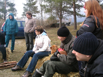 Porukkaa nuotiolla